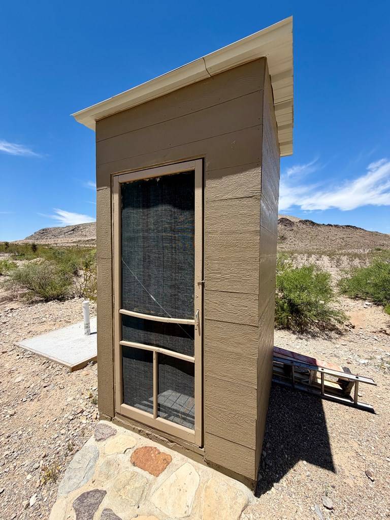 bowcore79's tweet photo. Panoramic views of Pack Saddle Mountain, Christmas Mountains, Camel Hump, Adobe Walls &amp; 9 Point Mesa—all from 20 acres in Terlingua. Multiple buildings, solar generator, large deck &amp; water tank. $125,000. https://t.co/CEEqrNDuHo #TexasLand #Terlingua https://t.co/G4kpnUK7Ay