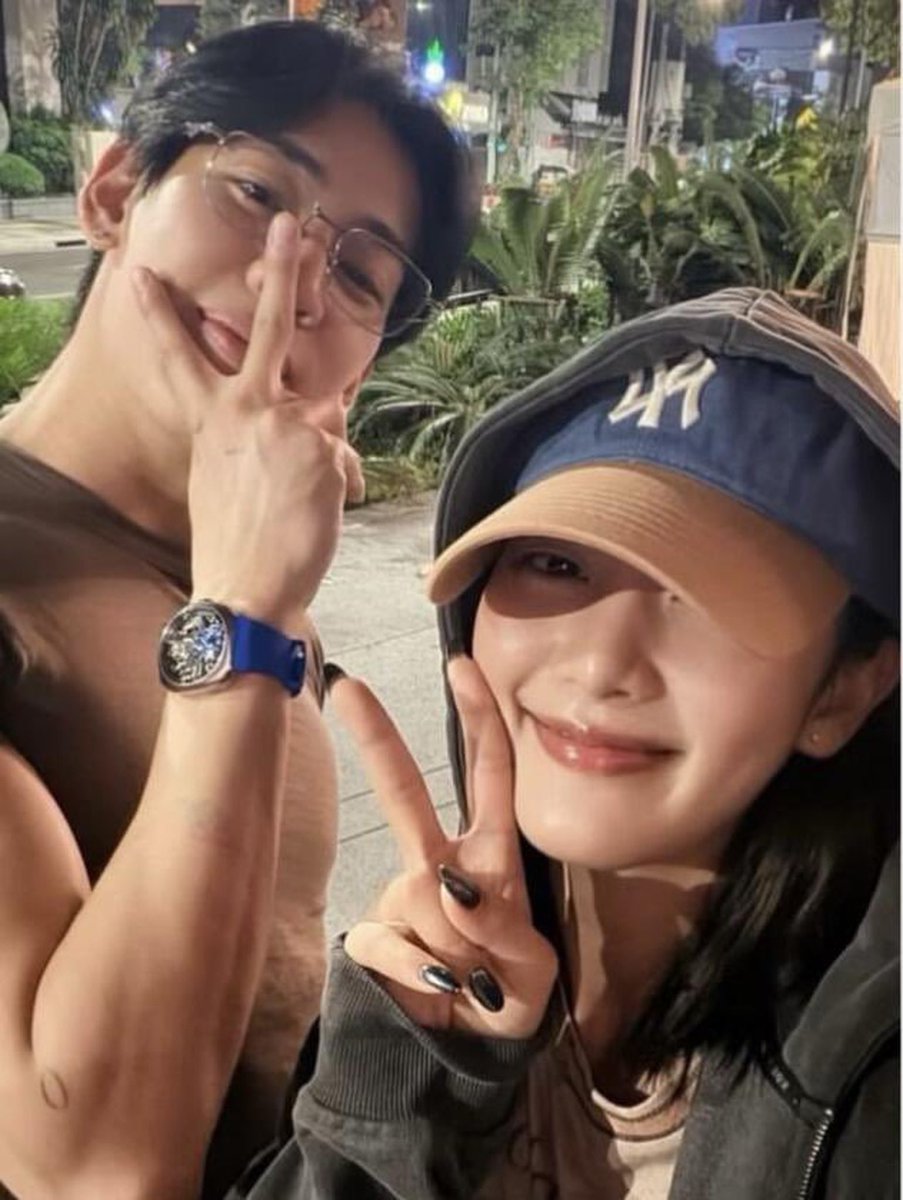 BamBamBooster's tweet photo. 261004 | Joanna | 亨利慕时腕表顾问’s Xiaohongshu

#BamBam House Ambassador #LouisVuitton กับนาฬิกา Moser (#HMoserAndCie #Streamliner )เรือนโปรด

ภาพลุคของ @BamBam1A Global Ambassador ของ @LouisVuitton เผยให้เห็นนาฬิกาบนข้อมือของเขา ซึ่งก็คือ H. Moser & Cie. รุ่น Streamliner Alpine ตัวลิมิเต็ดที่คอลแลปส์กับทีมแข่งรถ Alpine F1 ผลงานชิ้นเอกจากการร่วมมือในครั้งนี้โดดเด่นด้วยตัวเรือนทรงหมอน (Cushion-shaped) ดีไซน์สตรีมไลน์ หน้าปัดแบบสเกลเลตันเปลือยโครงสร้างทั้งหมด พร้อมกลไกตูร์บิยองทรงกระบอก (Cuyldrical Tourbillon) เผยให้เห็นโครงสร้างกลไกภายในแบบจัดเต็ม ให้ความรู้สึกถึงเครื่องยนต์และจักรกลของรถแข่งอย่างแท้จริง สายยางสีน้ำเงินดูเรียบหรูแต่แฝงไปด้วยพลัง