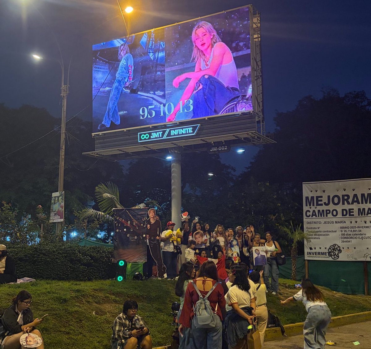 JiminLatinoFB's tweet photo. Jimin no tiene ni la menor idea de todo lo que le tiene preparado Perú 🇵🇪 se va a llevar una enorme sorpresa.

Solo miren ayer en Campo de Marte, Jesús María, Lima, Peru 🇵🇪 cuánta gente había celebrando de bajo del anuncio con su imagen.

🔥 Más los proyectos de cumpleaños que se van a realizar, como estos gorros de cumpleaños. El está a punto de experimentar algo increíble.