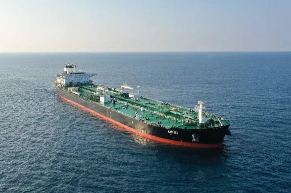 OilHeadlineNews's tweet photo. Six-week-old Dynacom tanker hit and damaged in latest Hormuz attack - TradeWinds

Tanker operated from Greece and owned by a Chinese lease financier suffers engine-room damage as shipowners are warned over Gulf risks https://t.co/aRqj1oRJnI