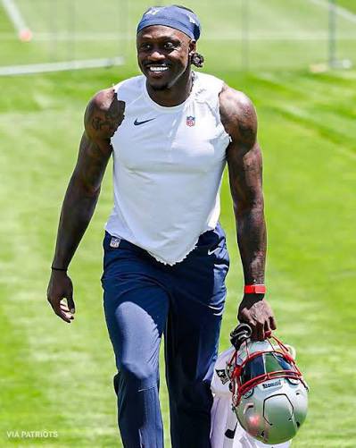 Savageboston's tweet photo. The Patriots hope that AJ Brown will return week 6 against the New York Jets.  

Per: @MikeGarafolo 

👀 https://t.co/sqaIeGCf66