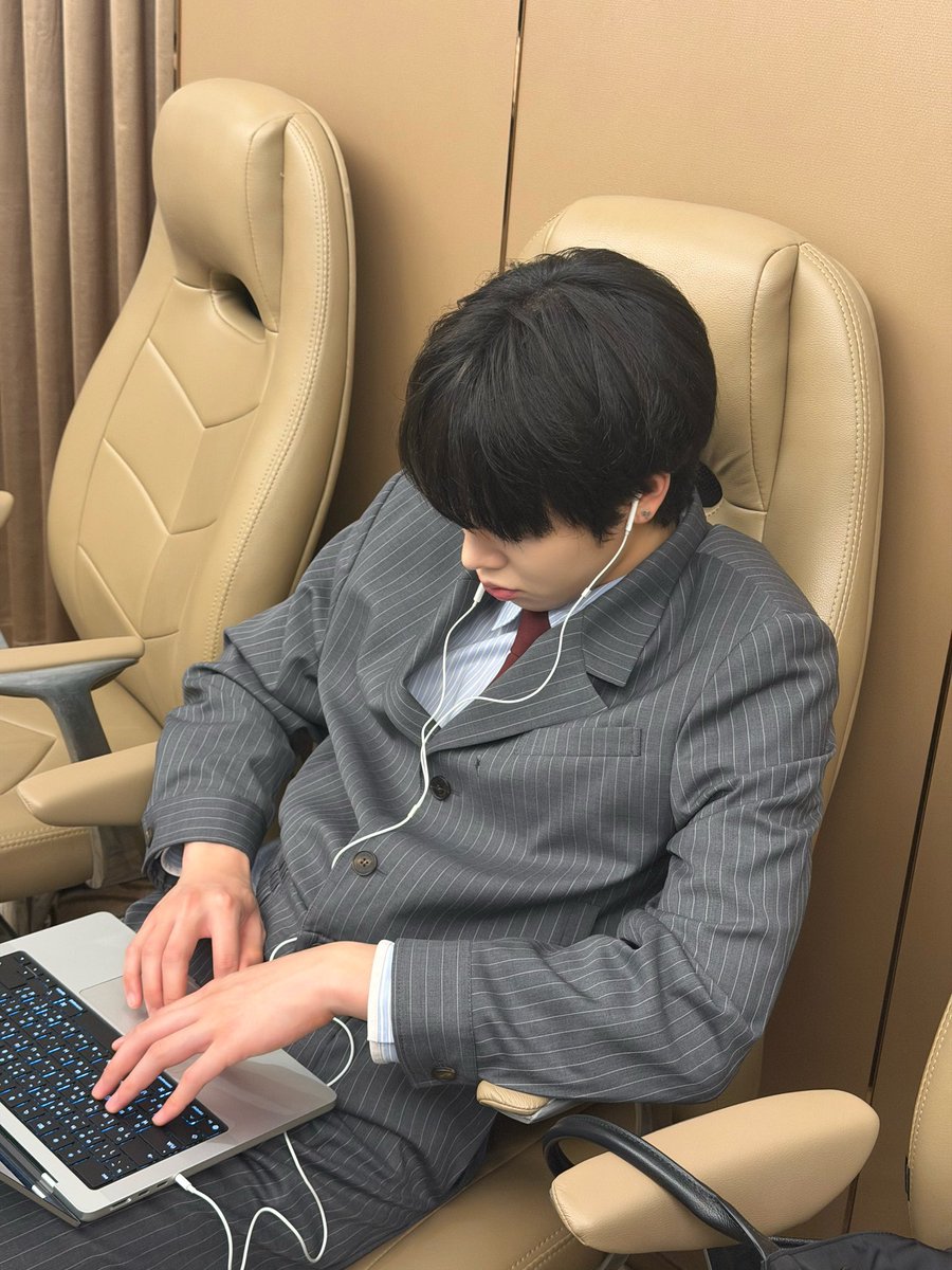 xikers_official's tweet photo. [#현우] 울 귀엽진 않지만 멋진 헌터야 생일 너무 축하하고 앞으로는 좀 형한테 잘 좀 하고 맨날 형 영어 못한다고 놀리지 말거라 그래 생일 축하한다
#xikers #싸이커스 https://t.co/7wDJUcvyiW