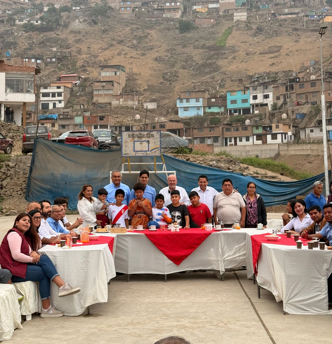 TechitoBruce's tweet photo. ¡Gracias por recibirnos con tanta alegría! Compartimos un desayuno muy especial en Villa María del Triunfo junto a los niños y sus familias, entre sonrisas, cariño y momentos que nos llenan de energía para comenzar esta importante jornada. 🙌 https://t.co/OsX5krDQPk