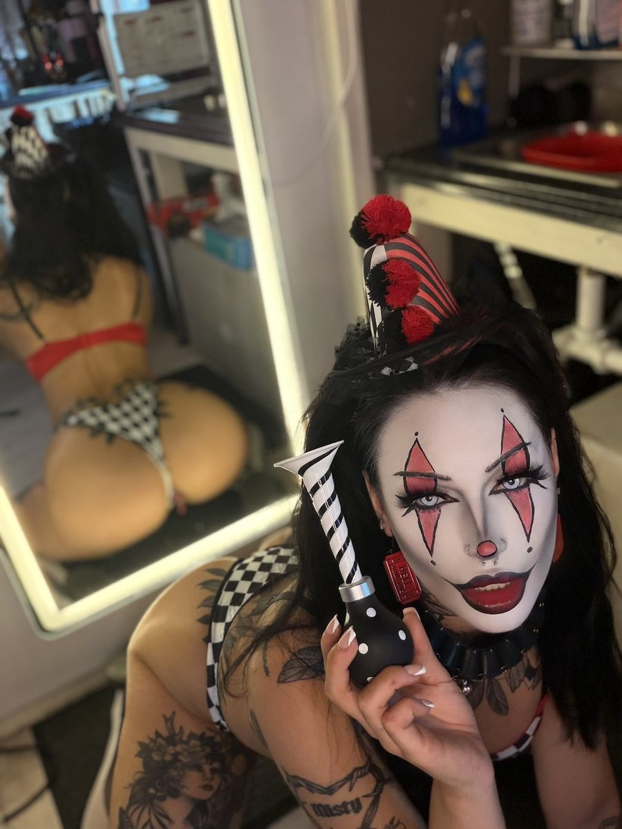 barista_aurora's tweet photo. Jiggles the clown is @temptations_pdx Grand until 3PM and she LOVES to put on a show 🤡🎪 https://t.co/v0JiNndl3N