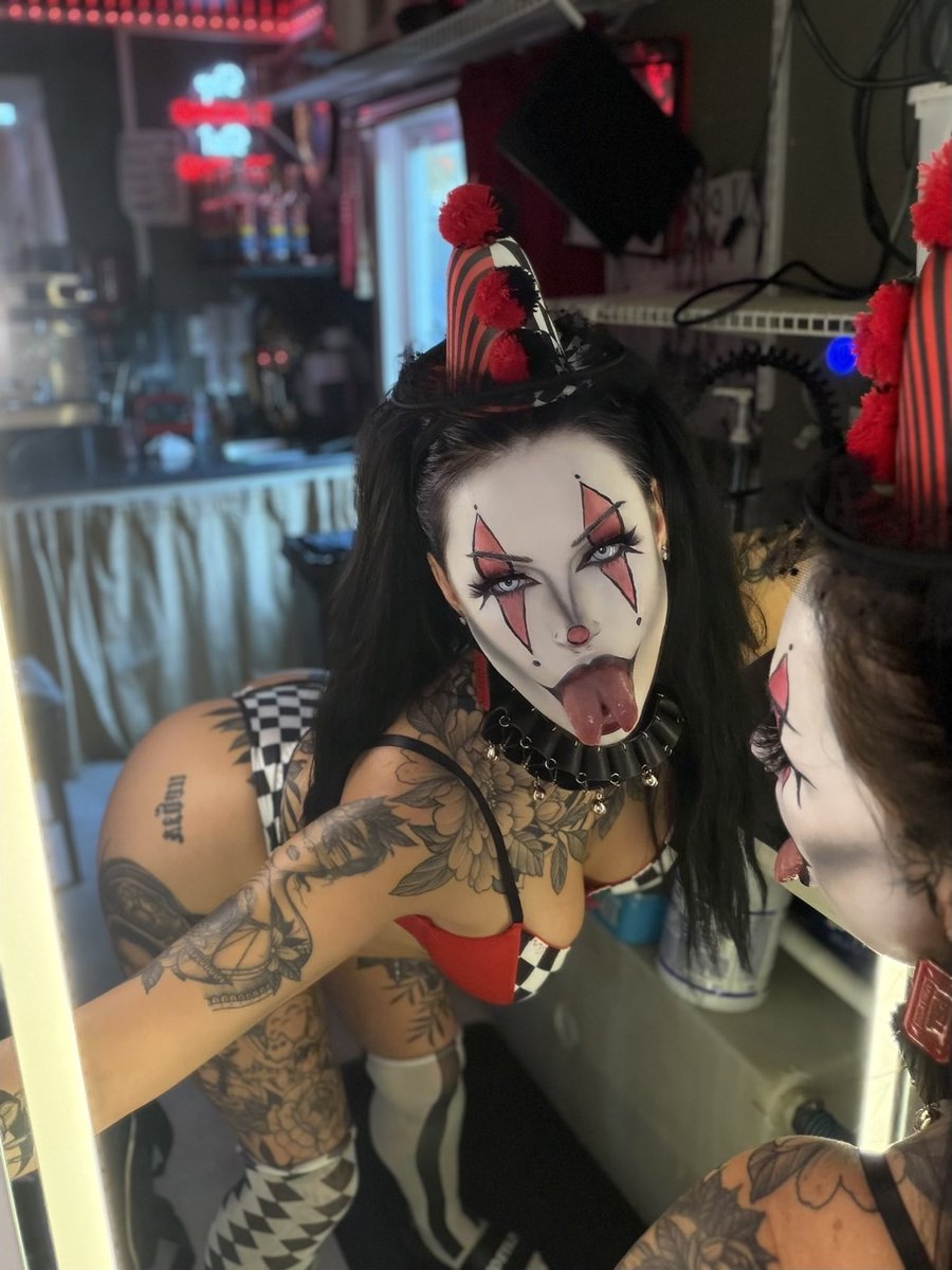barista_aurora's tweet photo. Jiggles the clown is @temptations_pdx Grand until 3PM and she LOVES to put on a show 🤡🎪 https://t.co/v0JiNndl3N