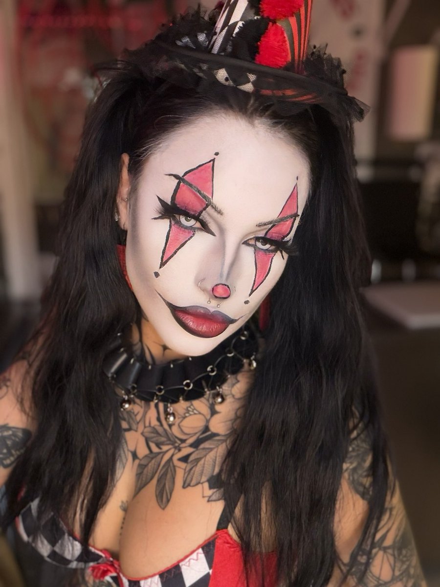 barista_aurora's tweet photo. Jiggles the clown is @temptations_pdx Grand until 3PM and she LOVES to put on a show 🤡🎪 https://t.co/v0JiNndl3N