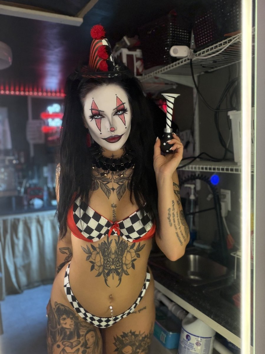 barista_aurora's tweet photo. Jiggles the clown is @temptations_pdx Grand until 3PM and she LOVES to put on a show 🤡🎪 https://t.co/v0JiNndl3N