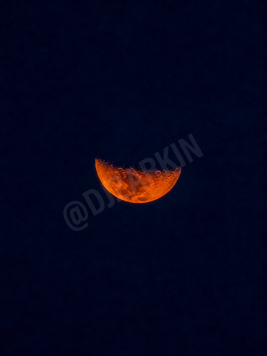 DJZARKIN's tweet photo. ~ Captured the moon while walking down the street 🌚 

#photography #moon #nature https://t.co/JKdDonkmx7