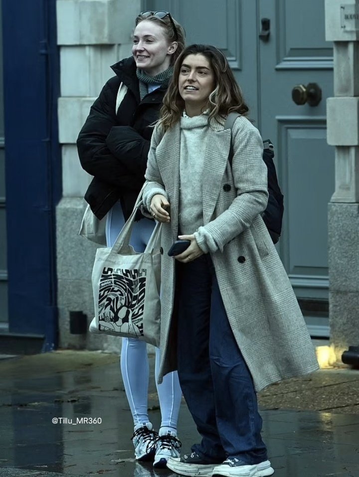 Tillu_MR360's tweet photo. Sophie Turner and Tabitha Doherty enjoying a day out in London 🇬🇧 https://t.co/KO8UZWRIYK