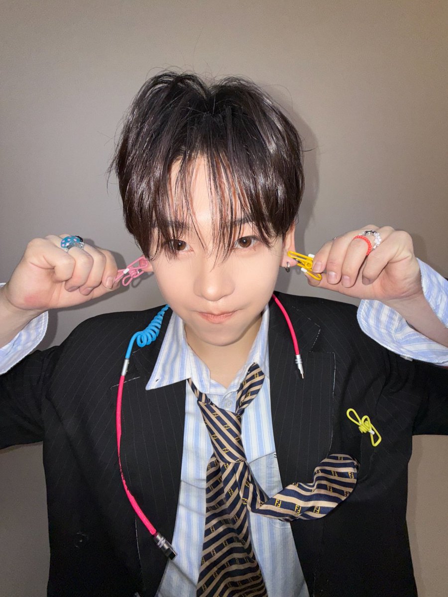 kyets916's tweet photo. 이런 졸귀 얼굴을 하고 0 hero 어쩌고 가사를 썼다는거지... https://t.co/uiuKAc7kBr