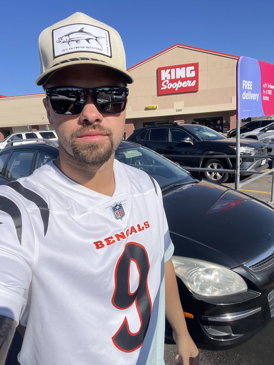 Head_FirstPod's tweet photo. If you see me in a grocery store wearing this, and only buying this…

I mean absolute business https://t.co/yLNXszbIpU