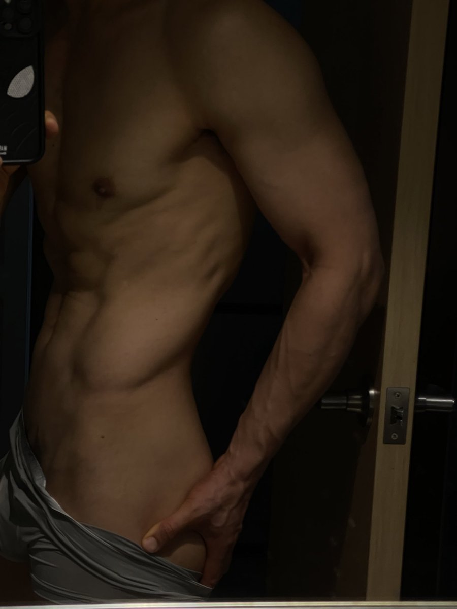 qinfeng324's tweet photo. 练出好身材
#腹肌 #胸肌 #健身 #肌肉男 #男大 #青筋 https://t.co/6L0qNdSdXb