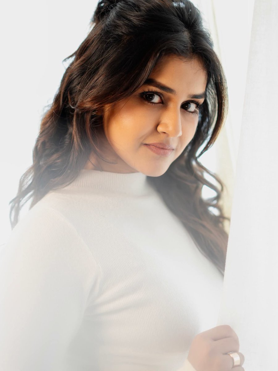GlamQueensHQ's tweet photo. 🤍✨ Pure elegance in white! Sanjana Anand looking effortlessly beautiful and captivating. 🌸
#SanjanaAnand #GlamQueens #IndianActress #KannadaActress #WhiteLook #ActressStyle  #SouthIndianActress #Glamour #StyleIcon #FashionGoals #Beauty #ElegantLook #Stunning #KannadaCinema https://t.co/4rojlPCGDL