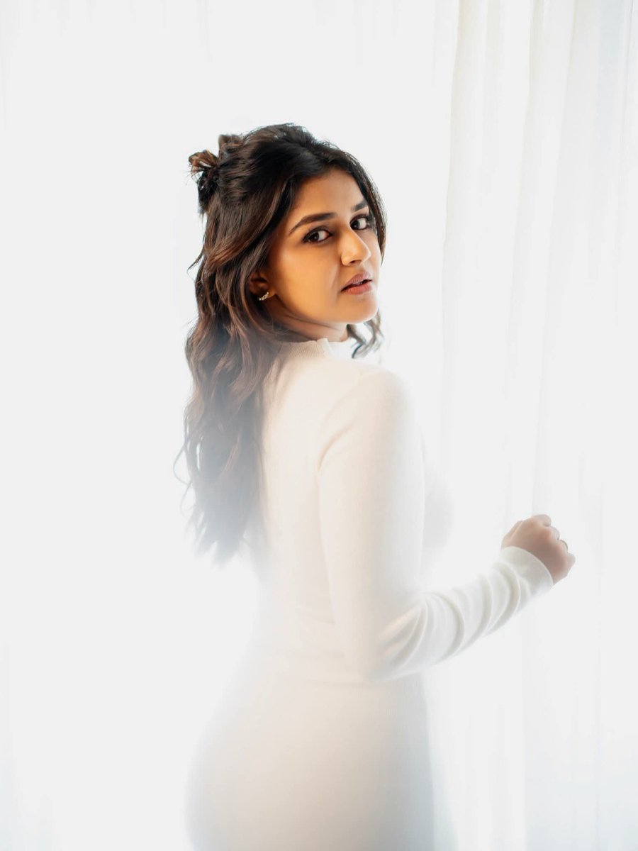 GlamQueensHQ's tweet photo. 🤍✨ Pure elegance in white! Sanjana Anand looking effortlessly beautiful and captivating. 🌸
#SanjanaAnand #GlamQueens #IndianActress #KannadaActress #WhiteLook #ActressStyle  #SouthIndianActress #Glamour #StyleIcon #FashionGoals #Beauty #ElegantLook #Stunning #KannadaCinema https://t.co/4rojlPCGDL