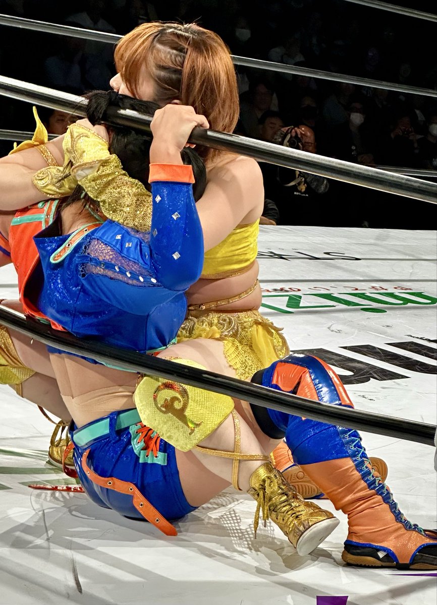 hunterdecade's tweet photo. 2026.12.2中日ホールday.1

纏の髪をロープに巻きつけて
締め上げるなつぽい（悪ぽい？）
そして、この表情w

#なつぽい　#浜辺纏
#STARDOM https://t.co/1ql2Nb2NDu