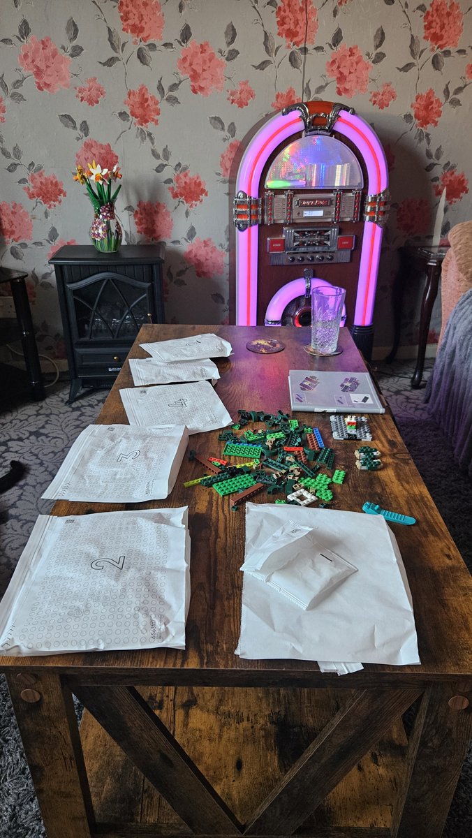 GoGoJen20's tweet photo. It's 5pm...On a lego mission....Well it will keep me occupied 😂 #lego #jukebox playing #vodka flowing ! 🤪 #SundayRewind https://t.co/6D0kDTDHJh