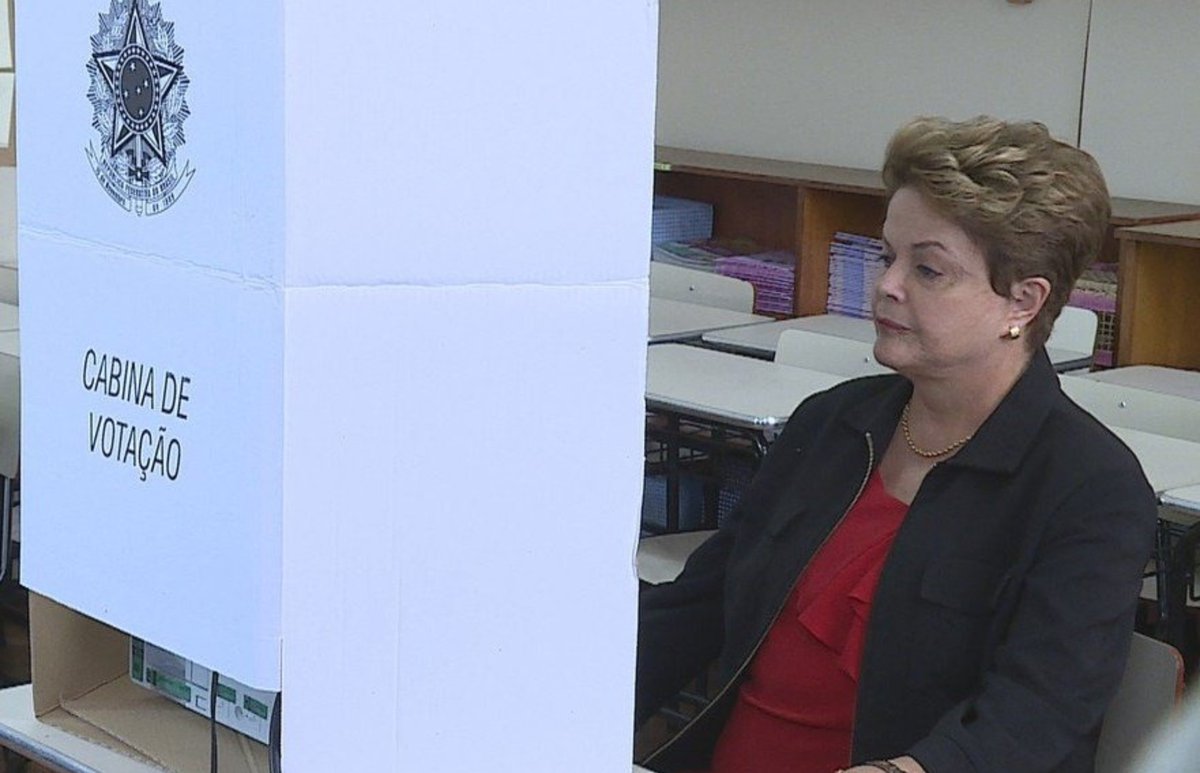 LOUnoticias's tweet photo. Dilma não acha mouse em sua urna e congestiona a sessão. https://t.co/BSLC3XyEjQ