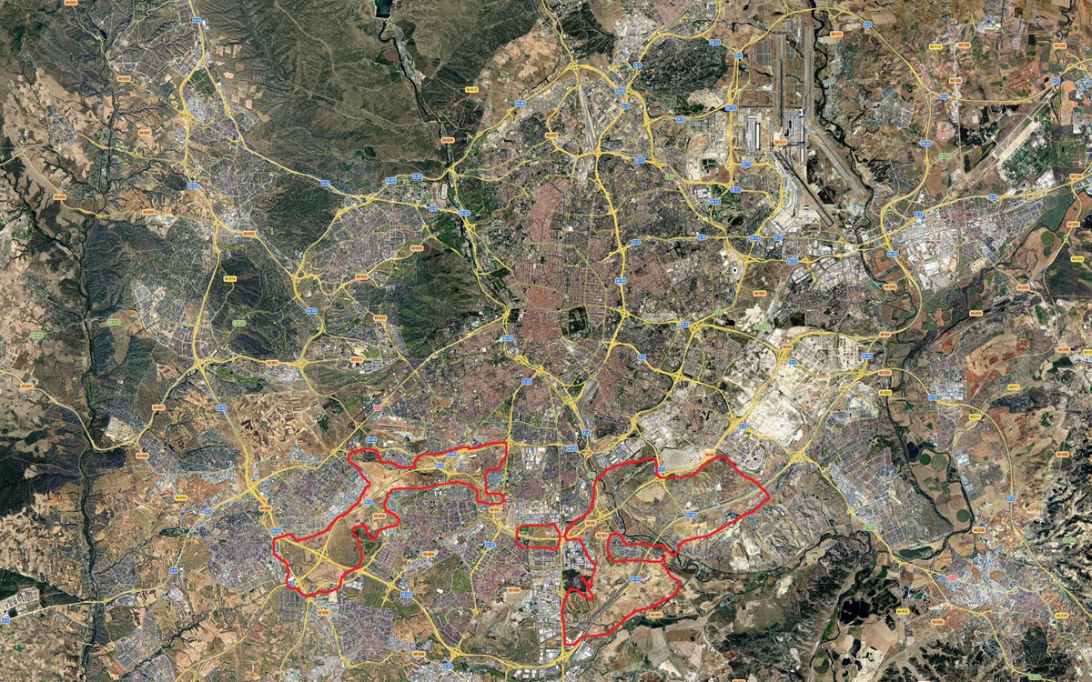giraldeo's tweet photo. En Madrid, a diferencia de -por ejemplo- Barcelona, no hay un problema de suelo para crecer. Hay, a diferencia también de Barcelona, un problema de gobernanza.

No me cansaré de repetir que no tenemos ninguna entidad que planifique el crecimiento del 'Gran Madrid' superior a la municipal. No hay entidad metropolitana, y la comunidad autónoma no ejerce esa función (porque no quiere).

Madrid dispone de inmensas bolsas de suelo urbanizable en el sur de la ciudad-área metropolitana, pero que están completamente compartimentadas tanto por infraestructuras como por límites municipales. A día de hoy no hay forma posible (casi) de plantear desarrollos en ellas de forma integrada. Hoy los propietarios de esos suelos tienen que acudir al ayuntamiento donde caigan a plantear un plan parcial para desarrollarlos. En muchos casos, precisamente por esos motivos, es prácticamente inviable. O, de ser viable, será un desastre de desarrollo porque habrán de ajustarse a unas infraestructuras sobre las que no tienen competencia y a unas líneas imaginarias que delimitan los límites municipales.

Idea radical: entidad metropolitana madrileña que promueva, o incluso expropie esos suelos (expropiar viviendas masivamente no tiene mucho sentido, pero igual suelos complicados de desarrollar sí), y los desarrolle integradamente para construir masivamente vivienda pública o incluso también vivienda libre, pero en derecho de superficie. Esto es que te venden el inmueble pero no el suelo sobre el que está (que permanece siempre en titularidad pública), y tienes ese derecho por 75 años a un precio muy asumible. Y fuera de las lógicas especulativas. 

Idea menos radical descafeinada: si no se va a hacer nada de esto, al menos habría que abordar una modificación de los límites municipales de toda la periferia para ajustarlos a las infraestructuras. De modo que al menos el linde coincida con la autopista (o lo que sea) y posibilite un poco más la viabilidad de los desarrollos.

Ahora mismo el 'Gran Madrid' es una suerte de conurbación intermitente que crece separadamente y ajena de sí misma, sin nadie que se preocupe de la fotografía general. Esta de aquí abajo. Y no veáis la de problemas que nos ocasiona, algunos tan absurdos como alcaldes enfrentados por abrir calles entre sus municipios (y enfrentados con razón, además, por desgracia). 

¡Entidad metropolitana madrileña ya!