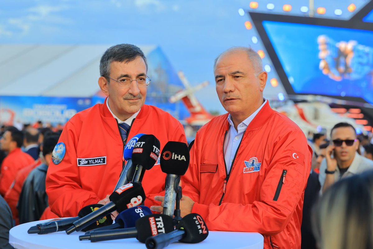 CYAZMAC's tweet photo. Tarihin sıfır noktasında yükselen teknoloji heyecanını, gençlerimizin başarılarıyla taçlandırdık. 🇹🇷🚀

#TEKNOFESTGüneydoğu Kapanış ve Ödül Töreni’ne, Cumhurbaşkanı Yardımcımız Sayın Cevdet Yılmaz, Valimiz Hasan Şıldak, AK Parti Genel Başkanvekilimiz Sayın Efkan Ala, T3 Vakfı Mütevelli Heyeti ve TEKNOFEST Yönetim Kurulu Başkanı Selçuk Bayraktar, İl Başkanımız Mehmet İlhami Günbegi ile birlikte katıldık.

Şanlıurfa’mızda bilimin, teknolojinin ve üretmenin heyecanını yaşayan, projeleri, fikirleri ve azimleriyle geleceğimize umut veren tüm gençlerimizi ve dereceye giren takımlarımızı yürekten kutluyorum.

Bu büyük organizasyonun Şanlıurfa’mızda gerçekleştirilmesine katkı sunan herkese ve TEKNOFEST ailesine teşekkür ediyorum.

TEKNOFEST’in Şanlıurfamız’da yaktığı teknoloji meşalesi, gençlerimizin ellerinde çok daha güçlü yanmaya devam edecek.

@RTErdogan @_cevdetyilmaz @Akparti @Selcuk @efkanala @akpartiurfa