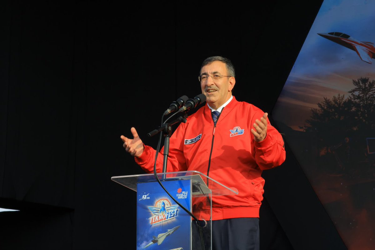 CYAZMAC's tweet photo. Tarihin sıfır noktasında yükselen teknoloji heyecanını, gençlerimizin başarılarıyla taçlandırdık. 🇹🇷🚀

#TEKNOFESTGüneydoğu Kapanış ve Ödül Töreni’ne, Cumhurbaşkanı Yardımcımız Sayın Cevdet Yılmaz, Valimiz Hasan Şıldak, AK Parti Genel Başkanvekilimiz Sayın Efkan Ala, T3 Vakfı Mütevelli Heyeti ve TEKNOFEST Yönetim Kurulu Başkanı Selçuk Bayraktar, İl Başkanımız Mehmet İlhami Günbegi ile birlikte katıldık.

Şanlıurfa’mızda bilimin, teknolojinin ve üretmenin heyecanını yaşayan, projeleri, fikirleri ve azimleriyle geleceğimize umut veren tüm gençlerimizi ve dereceye giren takımlarımızı yürekten kutluyorum.

Bu büyük organizasyonun Şanlıurfa’mızda gerçekleştirilmesine katkı sunan herkese ve TEKNOFEST ailesine teşekkür ediyorum.

TEKNOFEST’in Şanlıurfamız’da yaktığı teknoloji meşalesi, gençlerimizin ellerinde çok daha güçlü yanmaya devam edecek.

@RTErdogan @_cevdetyilmaz @Akparti @Selcuk @efkanala @akpartiurfa