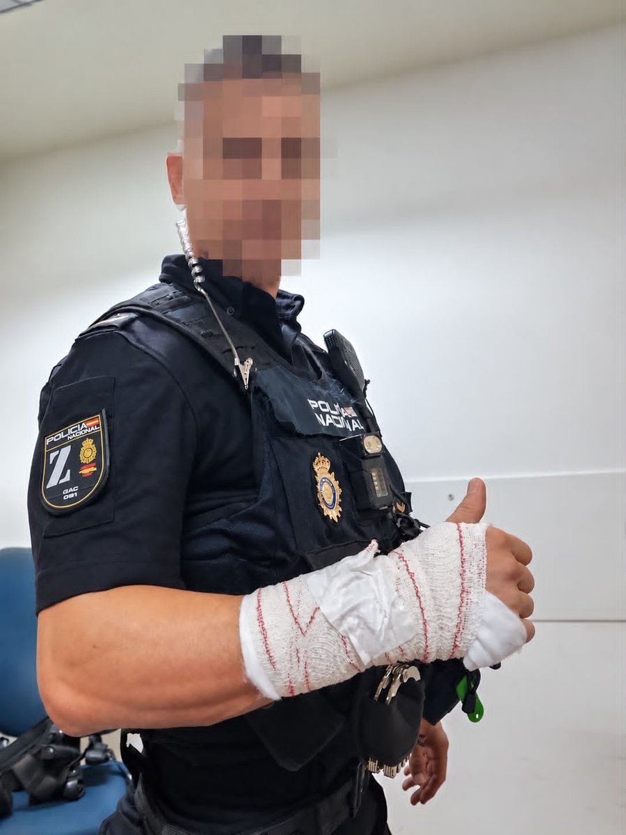 Jupol_Murcia's tweet photo. Asi se encuentra uno de los 👮‍♂️👮‍♀️ tras la horrible noche de ayer.
Falta de efectivos y varias reyertas!! 
Menos palabras @DelegGobMurcia y más hechos!!
La policia se la juega cada dia!
 @Jupol_Murcia 
#ProfesionDeRiesgoYa https://t.co/S4n9j8FTcM