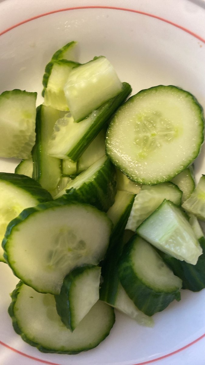 celestialsz_'s tweet photo. #edrtwt ‘s biggest cucumber lover https://t.co/xyNGwmDwyR