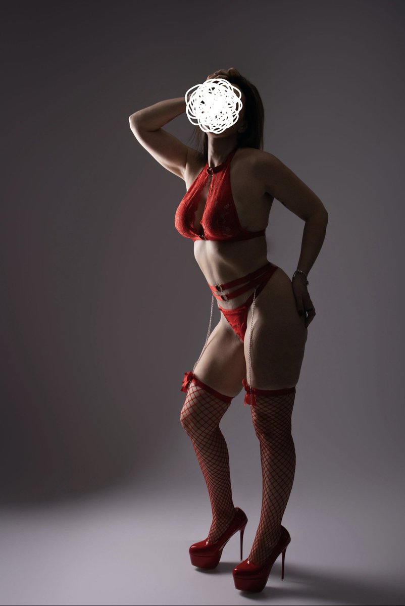 MyaTentation's tweet photo. Aimes tu le rouge sur moi ? https://t.co/k2wGrzlDvn