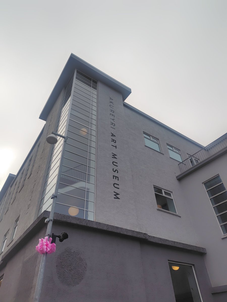 yubusha_butoh's tweet photo. アイスランド🇮🇸 にて。

アークレイリ文化会館( Hof cultural Center )で舞踏作品『叙景 夏 草木塔』を上演。

 アークレイリ美術館にて滞在、
『祀る身体の研究実践』フィールドリサーチを実施させていただきます。

招聘いただき、大変貴重な機会を賜りまして、遊舞舎一同心より感謝申し上げます。 https://t.co/cCyg7dvHmD