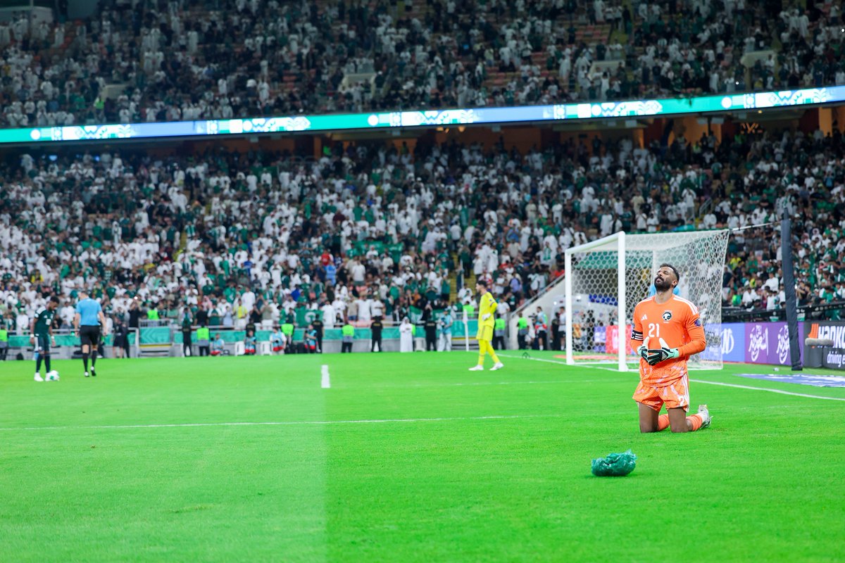 ysrb10's tweet photo. جلست اقلب في صور مباراة أمس .. لقيت ردة فعل العويس على ركلة الحسم 😍🧤
#السعودية_قطر https://t.co/kGH6g2tC5d