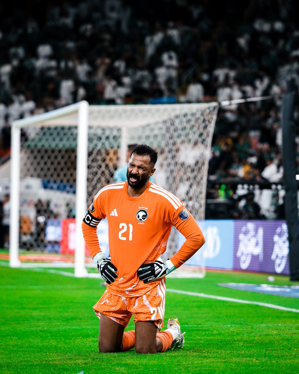 ysrb10's tweet photo. جلست اقلب في صور مباراة أمس .. لقيت ردة فعل العويس على ركلة الحسم 😍🧤
#السعودية_قطر https://t.co/kGH6g2tC5d