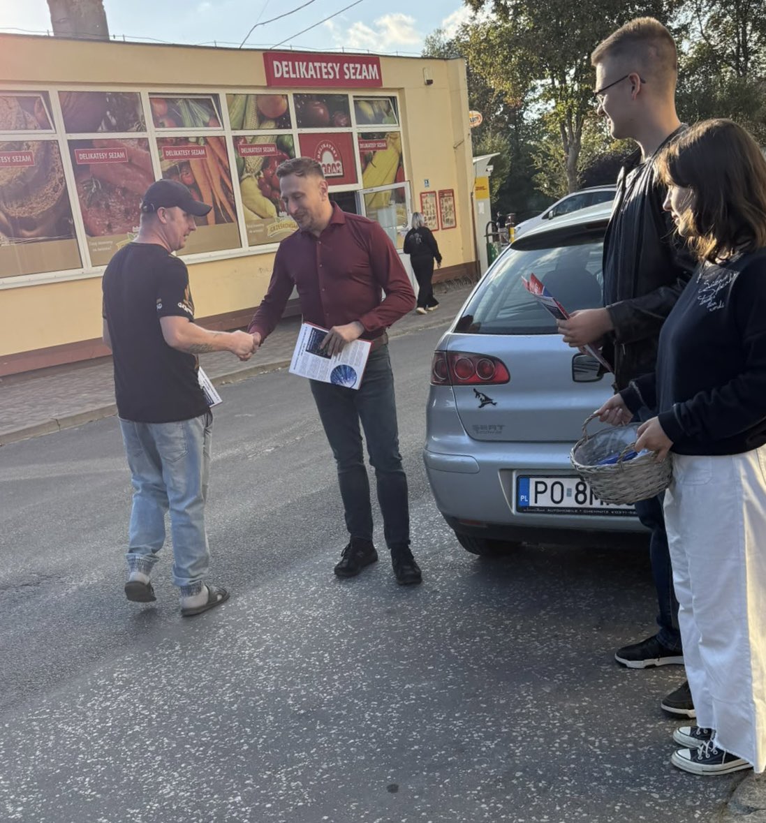 krzysztofbrejza's tweet photo. Październikową niedzielę kończymy rozmowami z mieszkańcami Piechcina w gminie Barcin.
Wielkie dzięki za szczerość, energię i poświęcony czas. 
Polska lokalna jest inspiracją i siłą!
#AkcjaEuropa #BrejzaTeam #PolitykaWielkaRozmowa
@KazmierczakPP @KruszkaOfficial @ewisniewskaino https://t.co/6UpVzwCNfg