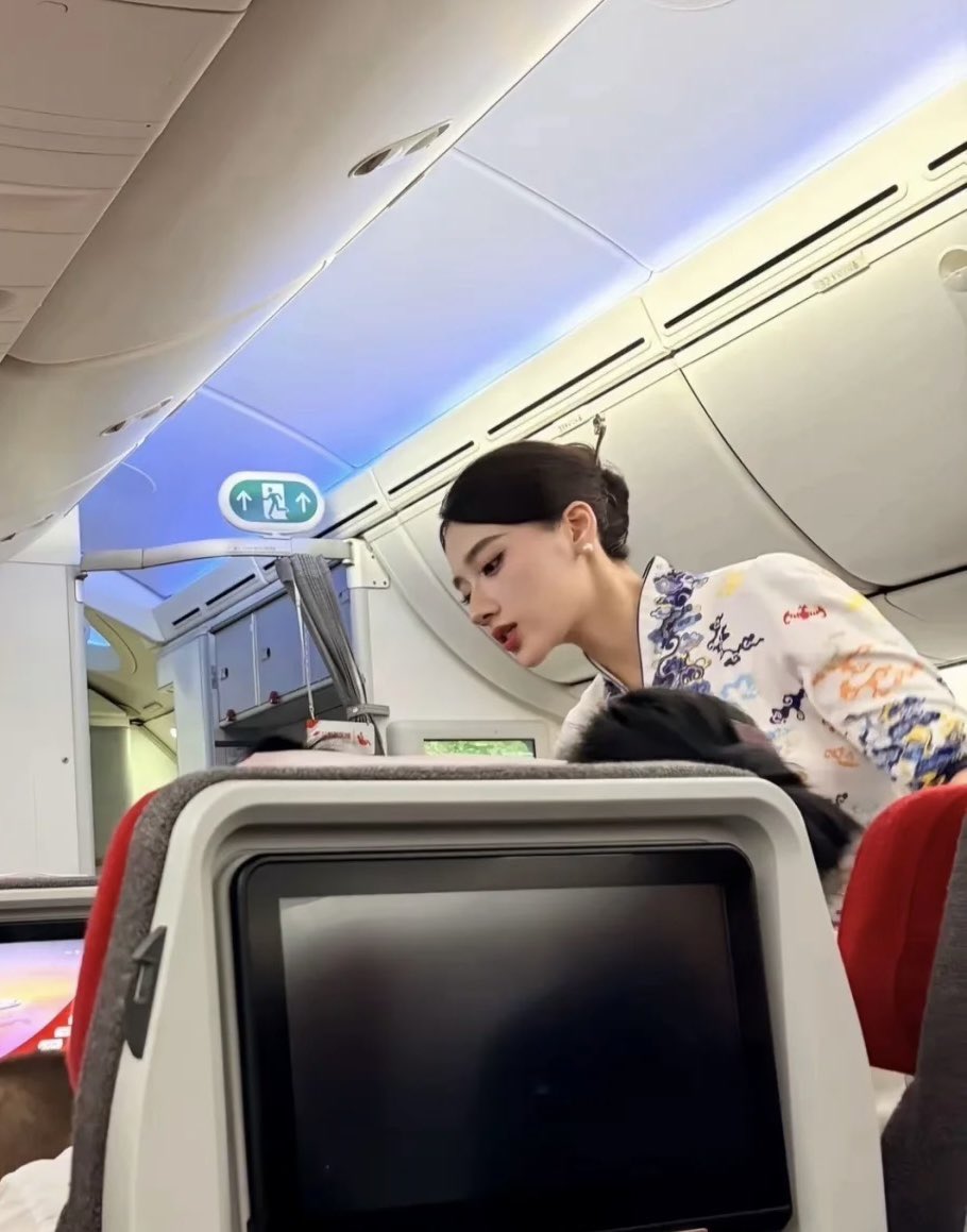 Cqolia's tweet photo. 现在海航的空���质量都这么高了吗？？？
 #空姐 #制服 #日常 https://t.co/zreit4o2G6