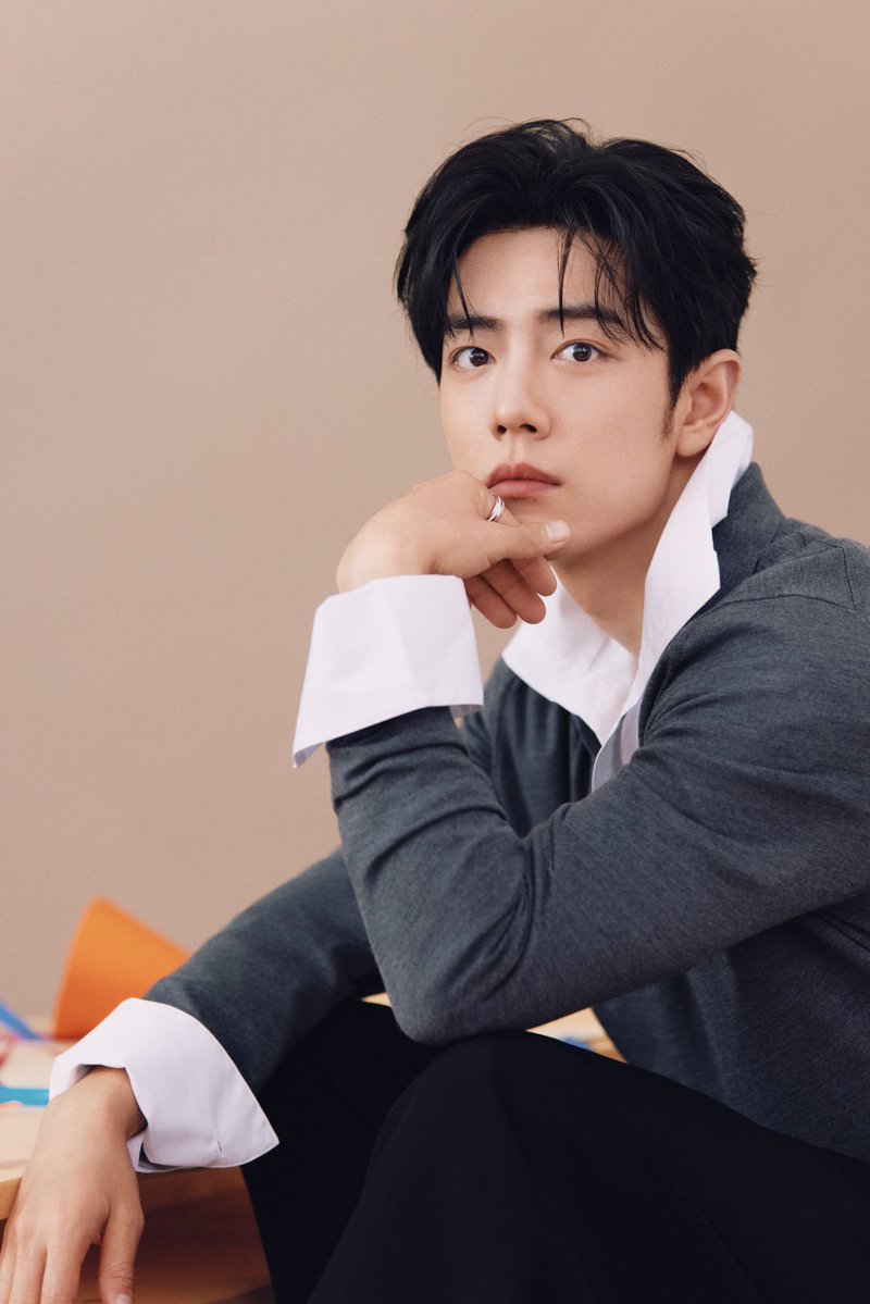 xiaofeixia_id's tweet photo. 261005 Xiao Zhan Studio Weibo Updated

Memasuki usia yang baru, cahaya baru pun tiba.

Sepanjang perjalanan ini, dari kejauhan terlihat berbagai kehidupan yang kamu hadirkan di layar, sementara dari dekat terlihat dirimu yang apa adanya dalam keseharian. Setiap pengalaman yang kamu lalui telah menjadi jalan yang membawamu terus maju.

Di pergantian usia ini, berbagai sisi dirimu menghadirkan pemandangan yang berbeda. Banyak waktumu kamu curahkan untuk kisah-kisah di depan kamera, menyelami satu demi satu perjalanan hidup yang penuh pasang surut. Dengan tenang kamu menggali lapisan terdalam setiap karakter, menyatu dengan mereka, serta merasakan suka, duka, dan berbagai perubahan dalam perjalanan hidup mereka.

Di atas panggung dan di ruang rekaman, kamu menuangkan perasaan melalui suara dan lagu. Dalam setiap penampilan, kamu menemukan resonansi bersama mereka yang hadir di bawah panggung—tetap setia pada caramu berekspresi dan menghargai setiap momen ketika perasaan itu saling terhubung.

Ketika kamera berhenti merekam dan riuh suara perlahan mereda, kamu pun menyisihkan sedikit waktu untuk menikmati kehangatan sederhana dalam kehidupan. Di sela-sela pekerjaan dan keseharian, kamu menemukan ruang untuk melepaskan perasaan, mengikuti kata hati, dan menikmati kebahagiaan paling sederhana.

Terkadang, hangatnya sinar matahari terbentang di atas lautan luas, lalu menyapu deretan bangunan dengan ketinggian yang berbeda. Bintik-bintik cahaya menembus kaca jendela mobil dan jatuh ke dalam pandanganmu. Pemandangan yang mengalir perlahan itu diam-diam mengisi momen-momen yang kamu nikmati seorang diri.

Semoga Xiao Zhan, dalam ruang dan waktu yang sepenuhnya menjadi milikmu sendiri, selalu memiliki waktu untuk bernapas dengan tenang, serta kebebasan untuk menikmati setiap keindahan sesuai kata hati. ❤️

XIAO ZHAN 35PECIAL BDAY
#XiaoZhan35RoyalCelebration
#Happy35thBirthdayXiaoZhan