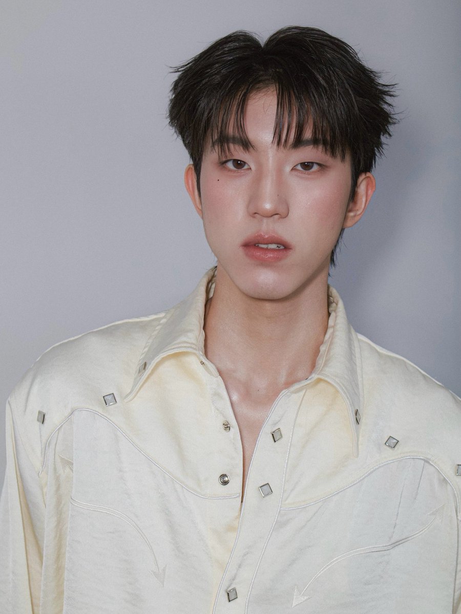 shuromiq's tweet photo. เพิ่งเห็นพี่ช่างแต่งหน้าลงลุคเคนตอนงาน CHANEL พอได้เห็นเมคอัพชัดๆแล้วชอบมาก ㅜㅜ ปกติจะเห็นลุคคมๆบ่อยกว่า แต่ soft look ก็ดูดีมากๆเลยนี่นา 🫱🏻🪮🫧

; #kenji_kanthee https://t.co/RITdyAjIsx