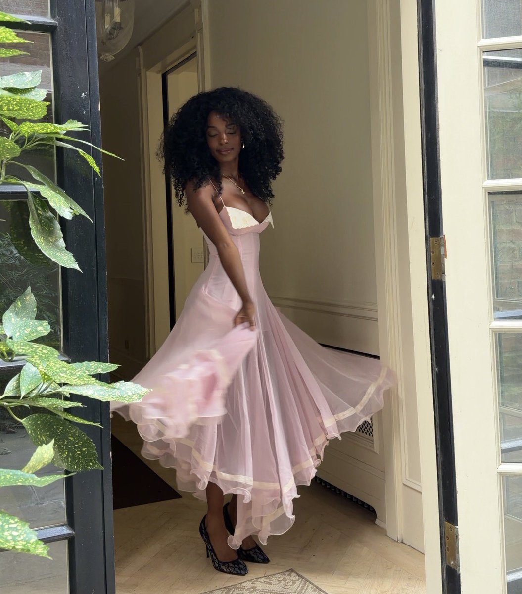 MissMeganMilan's tweet photo. I love a pink dress https://t.co/dEAKRCYKPt