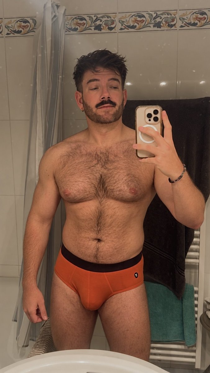 SuliryC59's tweet photo. Qui dit automne 🍂… dit slip orange ! 🧡 voilà je pose ça là 🤣 #LGBTQIABuildingCommunity https://t.co/98EGsjnKjr