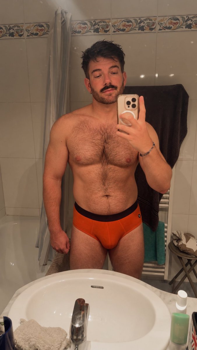 SuliryC59's tweet photo. Qui dit automne 🍂… dit slip orange ! 🧡 voilà je pose ça là 🤣 #LGBTQIABuildingCommunity https://t.co/98EGsjnKjr