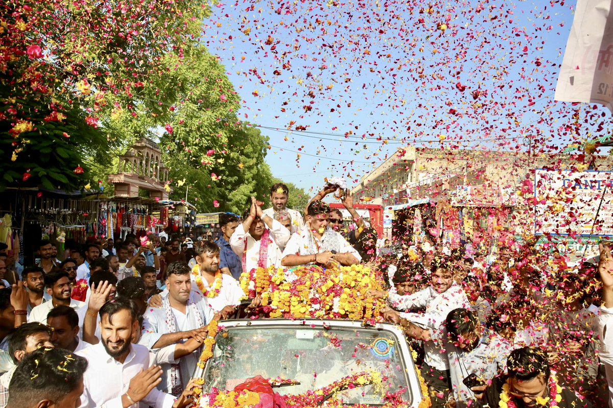 SachinPilot's tweet photo. मुझे बेहद खुशी है कि टोंक की समृद्धि और विकास के लिए हमने जो सपना देखा है, उसे जनता ने अपना समर्थन और आशीर्वाद दिया है।

आज नवनिर्वाचित सभापति मयंक गोयल जी एवं उपसभापति फरजाना सईद जी के साथ रोड शो में सम्मिलित होकर टोंक की जनता का आभार व्यक्त किया। https://t.co/TxhbDV9KUm