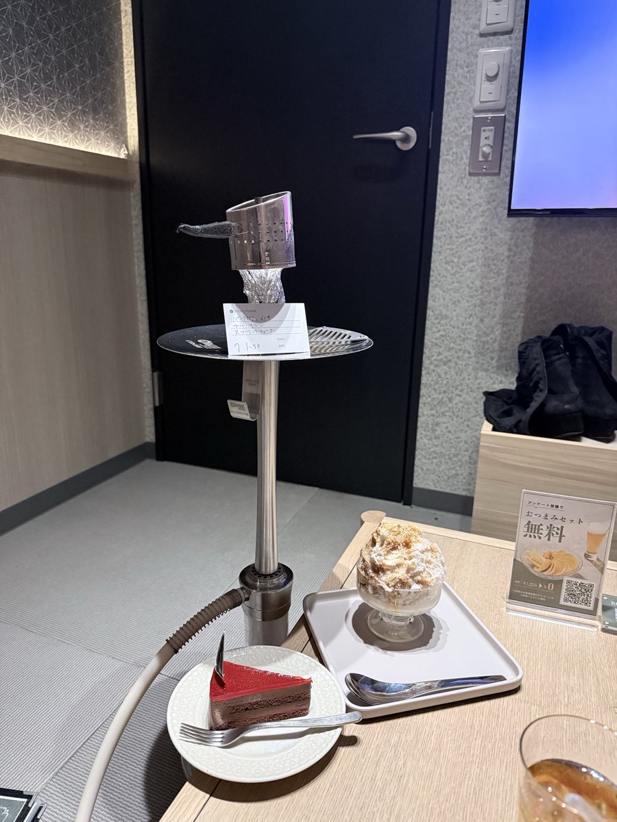 DfI8u's tweet photo. シーシャ好きでお友達とたまに行くんだけど、ここのシーシャはかき氷とケーキ食べ放題で嬉しい🍰🍧 https://t.co/SKSco3QCYN