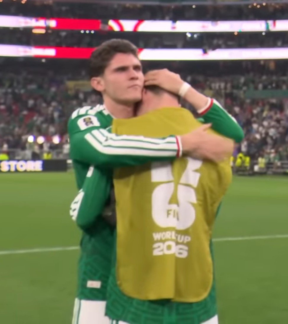 AshveilKATT's tweet photo. Si me dieran una moneda por cada que hormi termina en los brazos de Isra después de 3 goles en contra, tendría 2 monedas lo cual no es mucho pero q raro q pasará dos veces https://t.co/mpxqB9GPrX