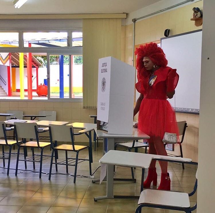 acervoruth's tweet photo. @MidiaNINJA @RuthVenceremos amo a diva sempre servindo looks icônicos pra votar https://t.co/XWY9nA4cO2
