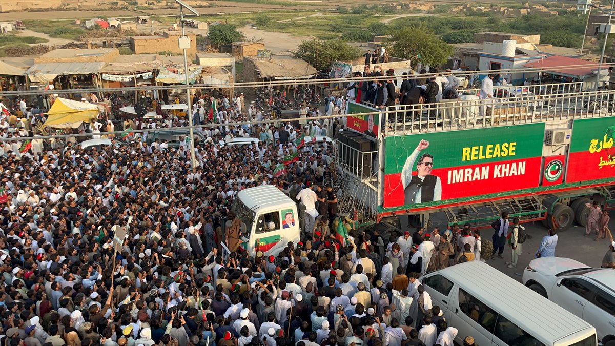 BBCUrdu's tweet photo. پاکستان تحریکِ انصاف (پی ٹی آئی) نے خیبر پختونخوا کے ضلع لکی مروت سے لانگ مارچ کا آغاز کر دیا ہے۔ پہلے روز کے اختتام پر لانگ مارچ کے شرکا نے بنوں اور کرک کی سرحد پر اپنا پہلا پڑاؤ ڈال دیا ہے۔
دیکھیے یہ تصاویر: https://t.co/ck3zAFNM6R https://t.co/unAcMTxEeT