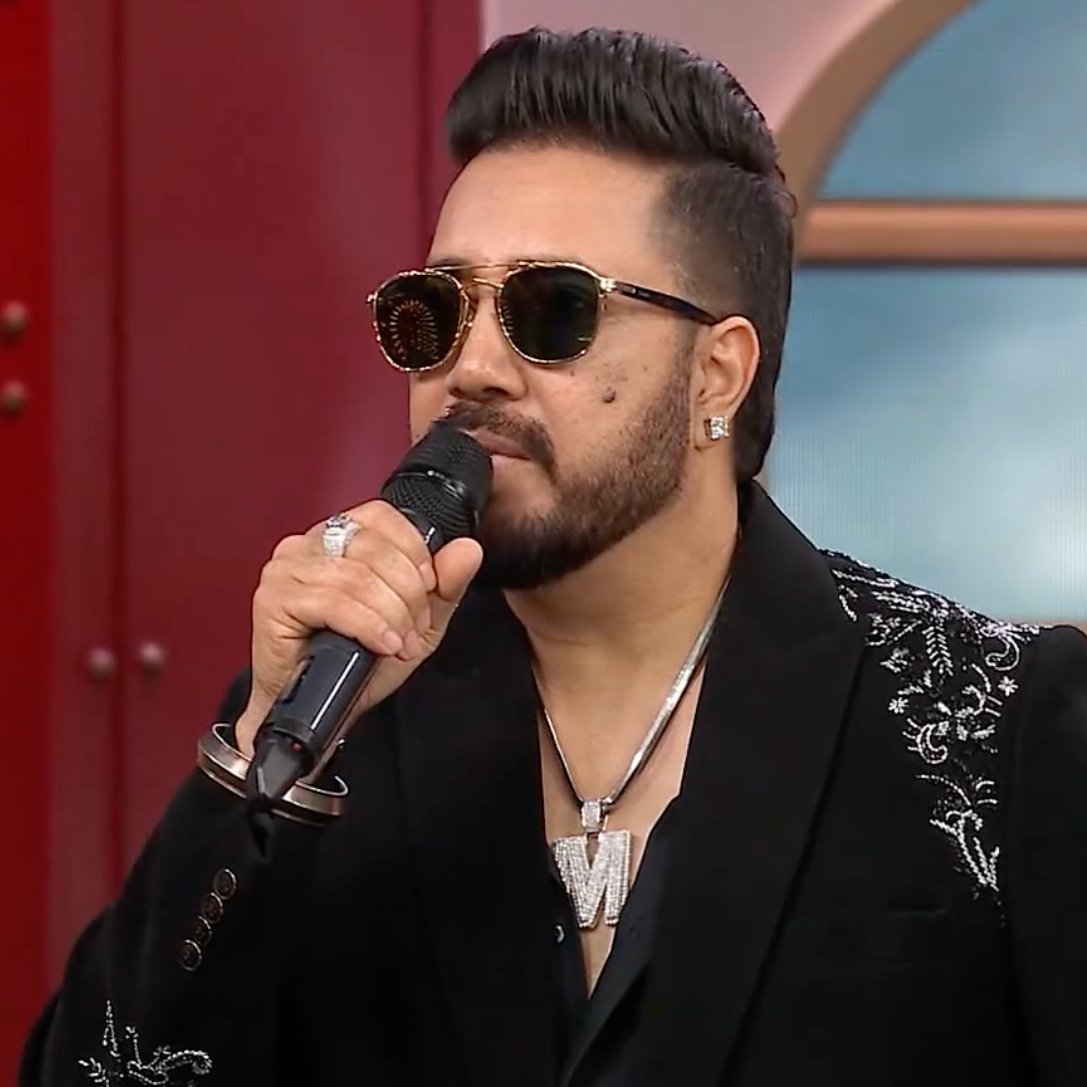 BollySpy's tweet photo. #BiggBoss20 | #MikaSingh Ne Ki #QaziTouqeer Ki Tarif..  #HritikRoshan #SaifAliKhan #SonuNigam Lagte Ho

RT And LIKE If You Agree? https://t.co/93E4dZGGhs