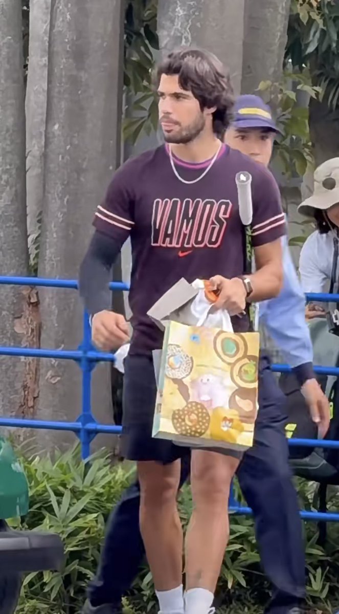 alcarazzista's tweet photo. ever since he got to japan he’s been leaving every training session with gifts from the fans 🥹 https://t.co/ZlQhLgRjnR