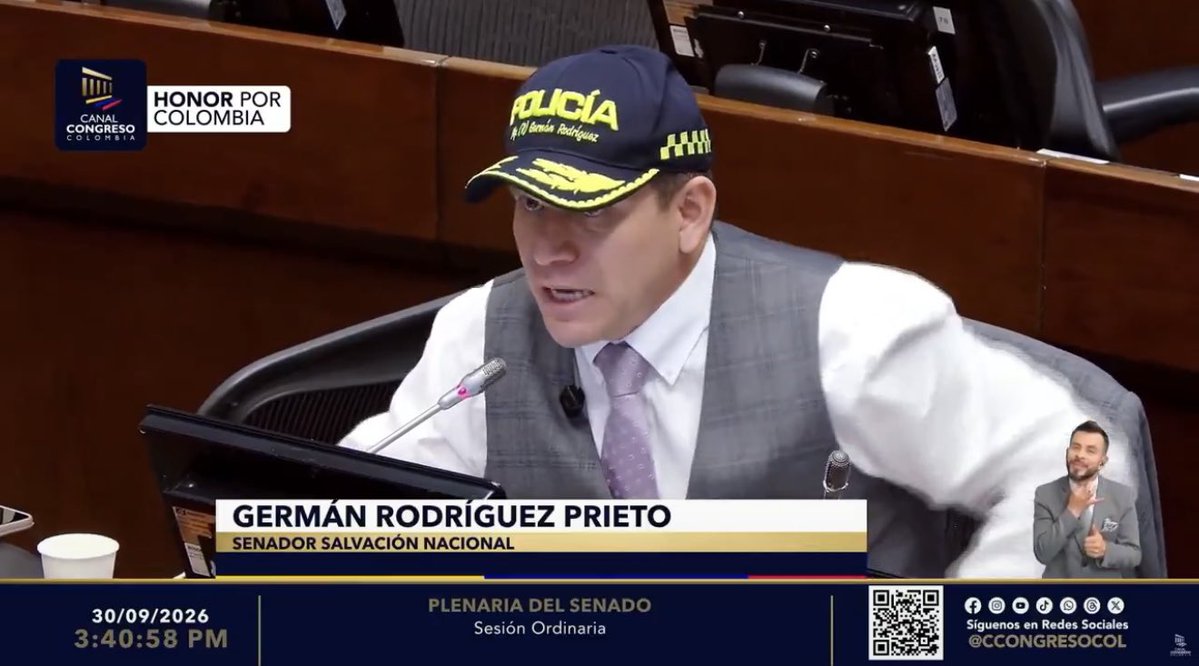 maicajamarca_'s tweet photo. Bueno, a esta porquería le cabe una denuncia por el delito de Utilización ilegal de uniformes e insignias.

Un Congresista no puede usar la cachucha ni ninguna otra prenda oficial de la Policía Nacional, ya que la ley colombiana prohíbe estrictamente que los civiles utilicen uniformes, insignias o distintivos de la Fuerza Pública. 

Así este adefesio haya pertenecido a la Fuerza Pública, no puede usar esta cachucha en el Congreso de la República.

Esto es delito y tiene penas de prisión, por tanto es importante denunciarlo lo más rápido posible. ✊🏼🇨🇴