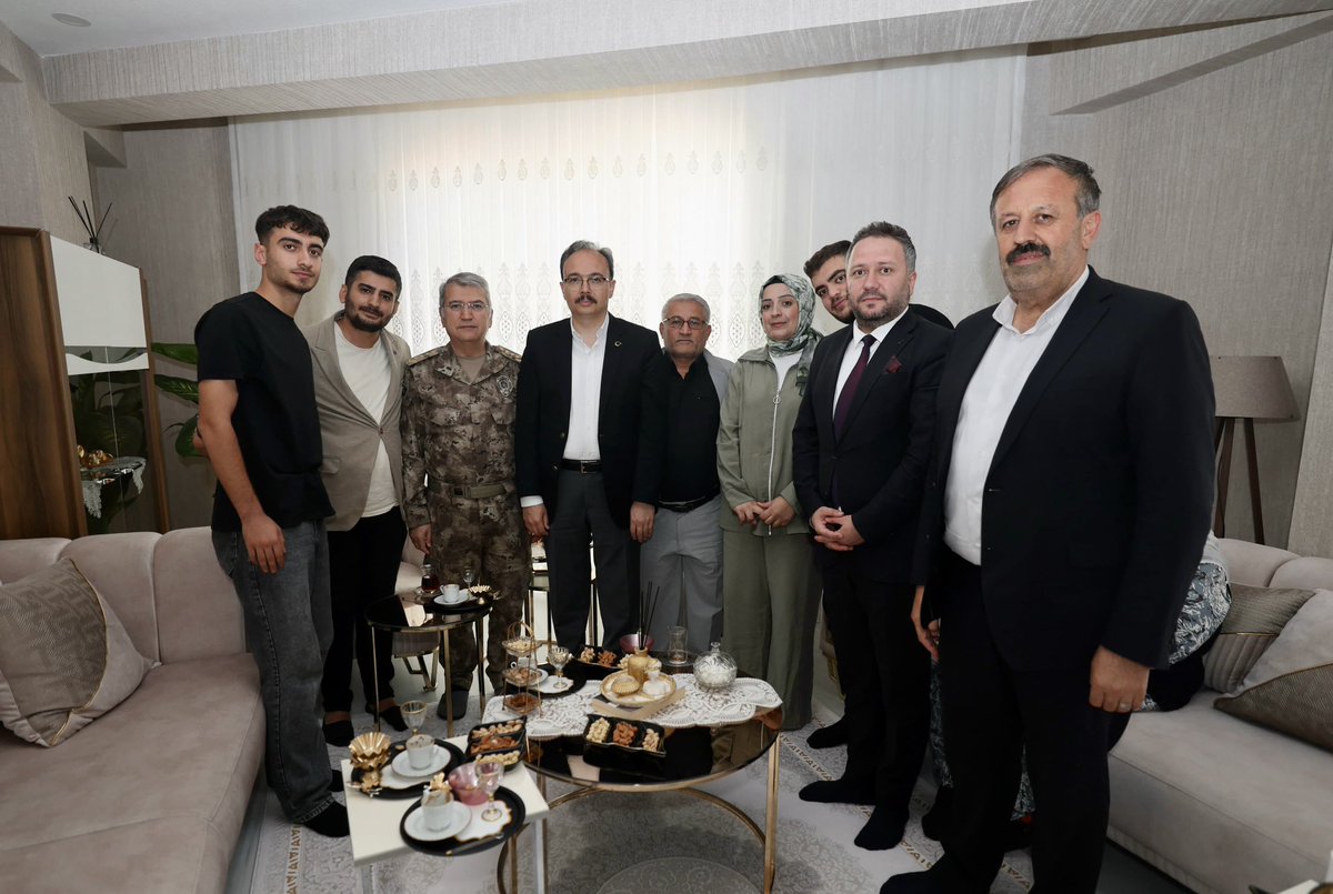 SiirtValiligi's tweet photo. Valimiz ve Belediye Başkan V. Sayın @Dr_KemalKzlkaya , İl Emniyet Müdürü Mehmet Özdemir ve Aile ve Sosyal Hizmetler İl Müdürü Sabri Sidar ile birlikte, 2008 yılında Hakkâri/Aktütün Sınır Karakolu’na düzenlenen hain terör saldırısında şehit olan Davut İlbaş’ın sene-i devriyesi dolayısıyla ailesini ziyaret etti.

Şehidimizin kıymetli ailesiyle bir araya gelen Vali Kızılkaya, ailenin talep ve beklentilerini dinleyerek kendileriyle bir süre sohbet etti.

Şehidimizi rahmet ve şükranla yâd eden Vali Kızılkaya, şehidimizin ailesine sabır ve başsağlığı dileklerini iletti.

🇹🇷 Şehidimizin ruhu şad, makamı âli olsun.