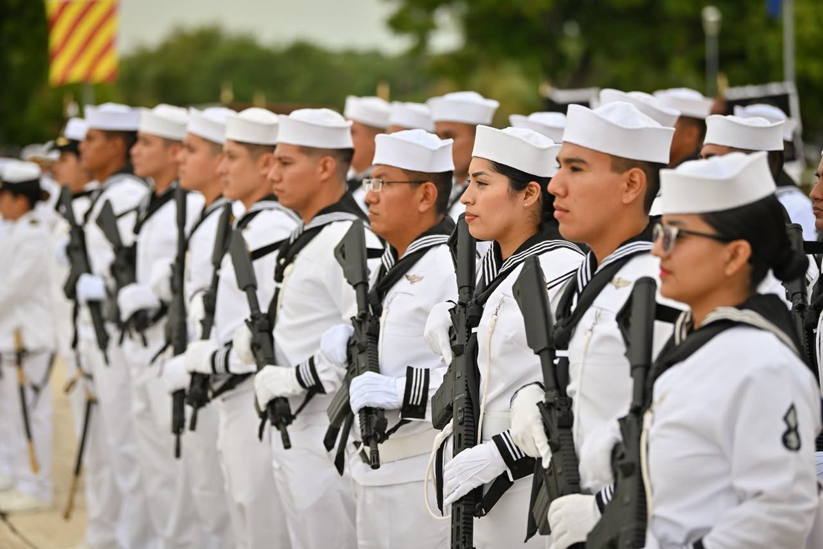 ramirezlalo_'s tweet photo. Agradezco al comandante de la Vigésima Segunda Zona Naval, vicealmirante Miguel Ángel Núñez de la Huerta, la invitación a la Ceremonia Conmemorativa por los 205 años del nacimiento de la Armada de México y 202 años de la Promulgación de la Constitución Federal de los Estados Unidos Mexicanos de 1824.

Mi reconocimiento a las mujeres y hombres de la Armada de México, que con honor, lealtad y patriotismo salvaguardan la soberanía de 
y la seguridad de nuestros espacios marítimos nacionales.

A nombre del pueblo de Chiapas, agradecemos y valoramos su trabajo y su compromiso con la paz, la seguridad y el auxilio a la población en momentos de emergencia.