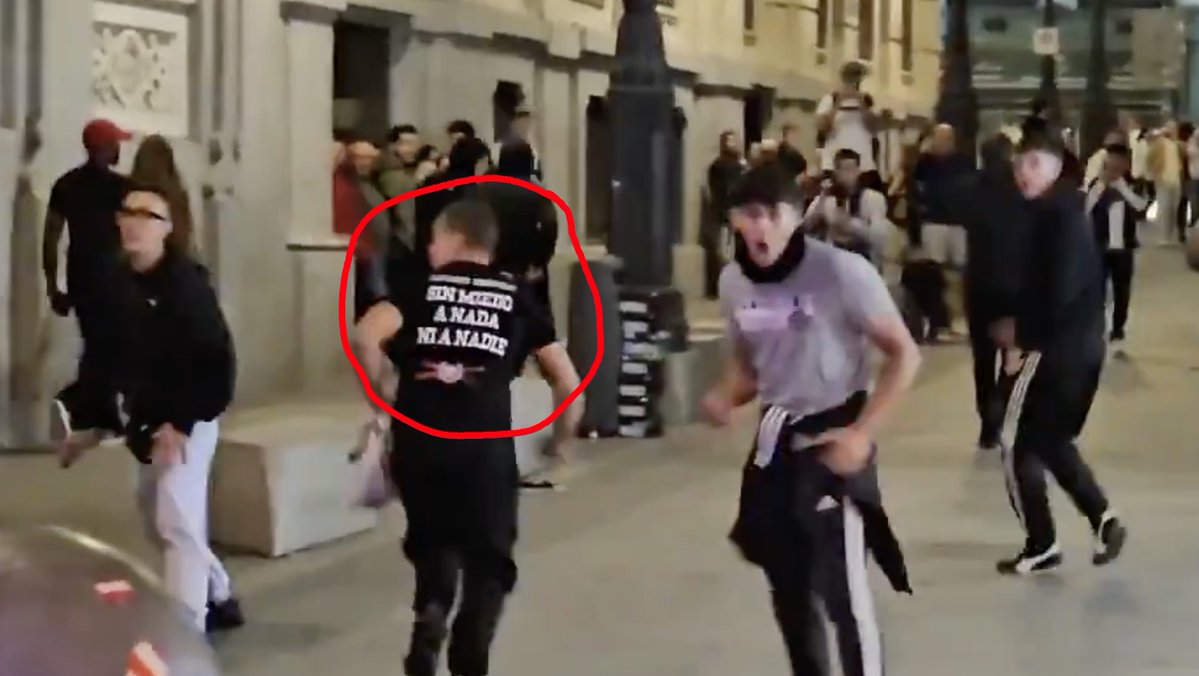 Tyrexito's tweet photo. De la secuencia de los nazis que intentaron ayer ir a pegar a gente a Sol y salieron huyendo cagaditos, lo que más me mola es la camiseta que llevaba el que más corría. https://t.co/uzX0wmafu1