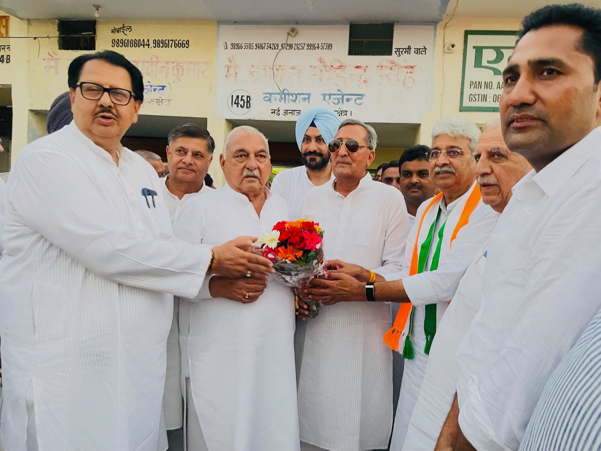 BhupinderShooda's tweet photo. आज कुरुक्षेत्र अनाज मंडी का दौरा कर किसानों, आढ़तियों व मजदूरों से बात की। इस दौरान AICC प्रभारी श्री @SanjaySDutt , PCC अध्यक्ष श्री @raonarenderinc समेत अन्य वरिष्ठ नेतागण मौजूद रहे।

सरकारी खरीद न होने और सरकार द्वारा नमी जैसे बहाने बनाकर खरीद से इन���ार करने के कारण, किसान दो-दो हफ्ते से मंडियों में बैठे हैं। मजबूरी में उन्हें अपनी फसल 400 रुपये प्रति क्विंटल कम दाम पर बेचनी पड़ रही है। मंडियों में फसल उठान की व्यवस्था न होने से न तो नयी फसल रखने की जगह है और न ही समय पर भुगतान हो रहा है। सरकार को तत्काल इन सभी अव्यवस्थाओं को सुधारना चाहिए।