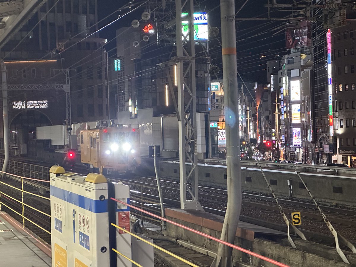 ah1622's tweet photo. 三ノ宮で上りサンライズ（遅延中）の到着を待つ。 https://t.co/0143LkwR2w